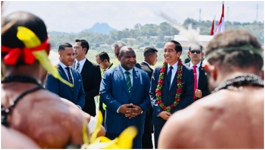 Perdana Menteri (PM) Papua Nugini James Marape menyambut langsung kedatangan Kepala Negara di bawah tangga pesawat