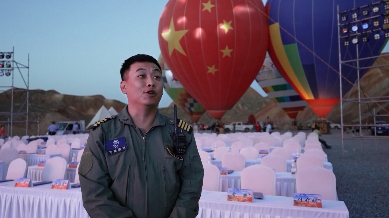 Balon Udara Panas Penuh Warna Terbang di Atas Langit di Tempat Wisata Gansu yang Indah