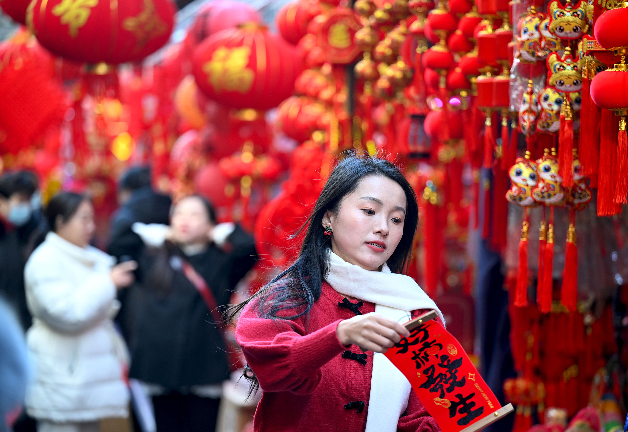 Menjelang Festival Musim Semi pasar-pasar yang menjual nianhuo atau barang-barang pokok dan kebutuhan untuk liburan kembali ramai di seluruh Tiongkok