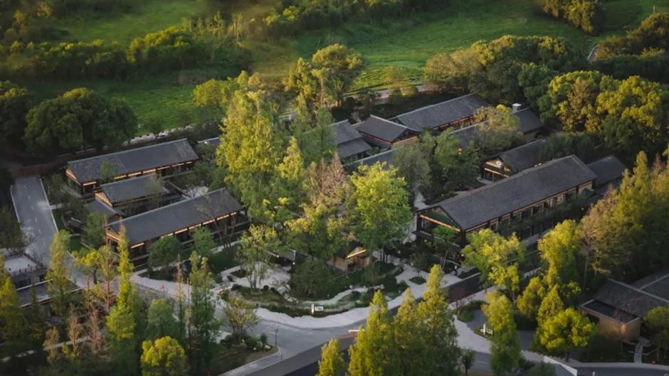 Terletak di jantung kawasan pemandangan Jingshan dan Kota Pingyao Mengshanjing mengambil inspirasi dari arsitektur dan taman Dinasti Song menggabungkan warisan budaya teh dan estetika Zen Oriental dalam desainnya