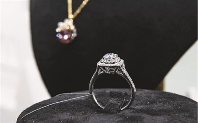 Meningkatnya kesadaran lingkungan dari konsumen muda seiring dengan keinginan mereka akan produk yang unik dan hemat biaya telah memberikan peluang baru untuk pengembangan  industri berlian yang tumbuh di laboratorium