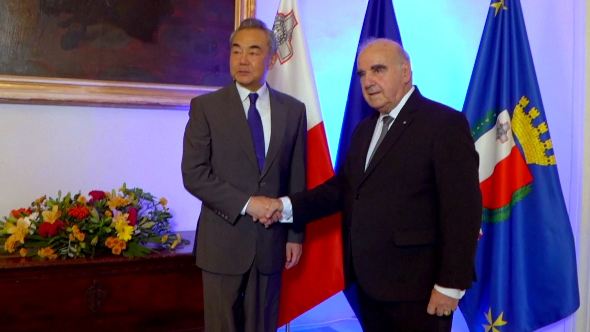 Presiden Malta George Vella bertemu dengan Menteri Luar Negeri Tiongkok Wang Yi yang sedang berkunjung di istana kepresidenan pada hari Minggu