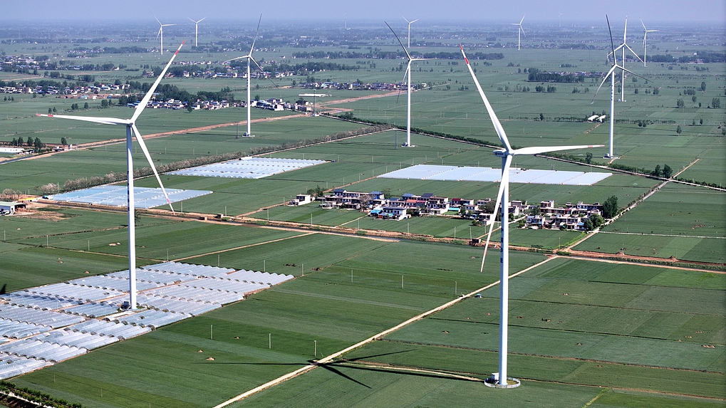 Data resmi juga menunjukkan bahwa total kapasitas energi terbarukan yang terpasang di Tiongkok mencapai sekitar 141 miliar kilowatt pada akhir tahun 2024 yang merupakan lebih dari 40 persen dari total kapasitas listrik Tiongkok