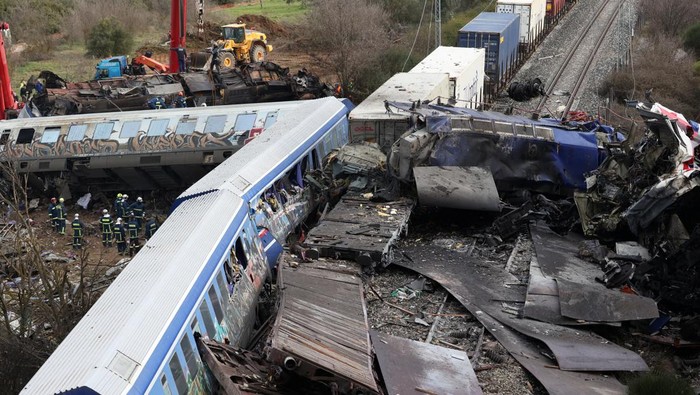 Tabrakan antara kereta penumpang dan barang itu telah memicu kemarahan yang meluas di seluruh Yunani