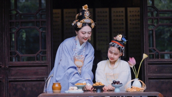 Festival Qixi dikenal sebagai hari dimana Gembala Sapi dan Gadis Penenun bersatu kembali