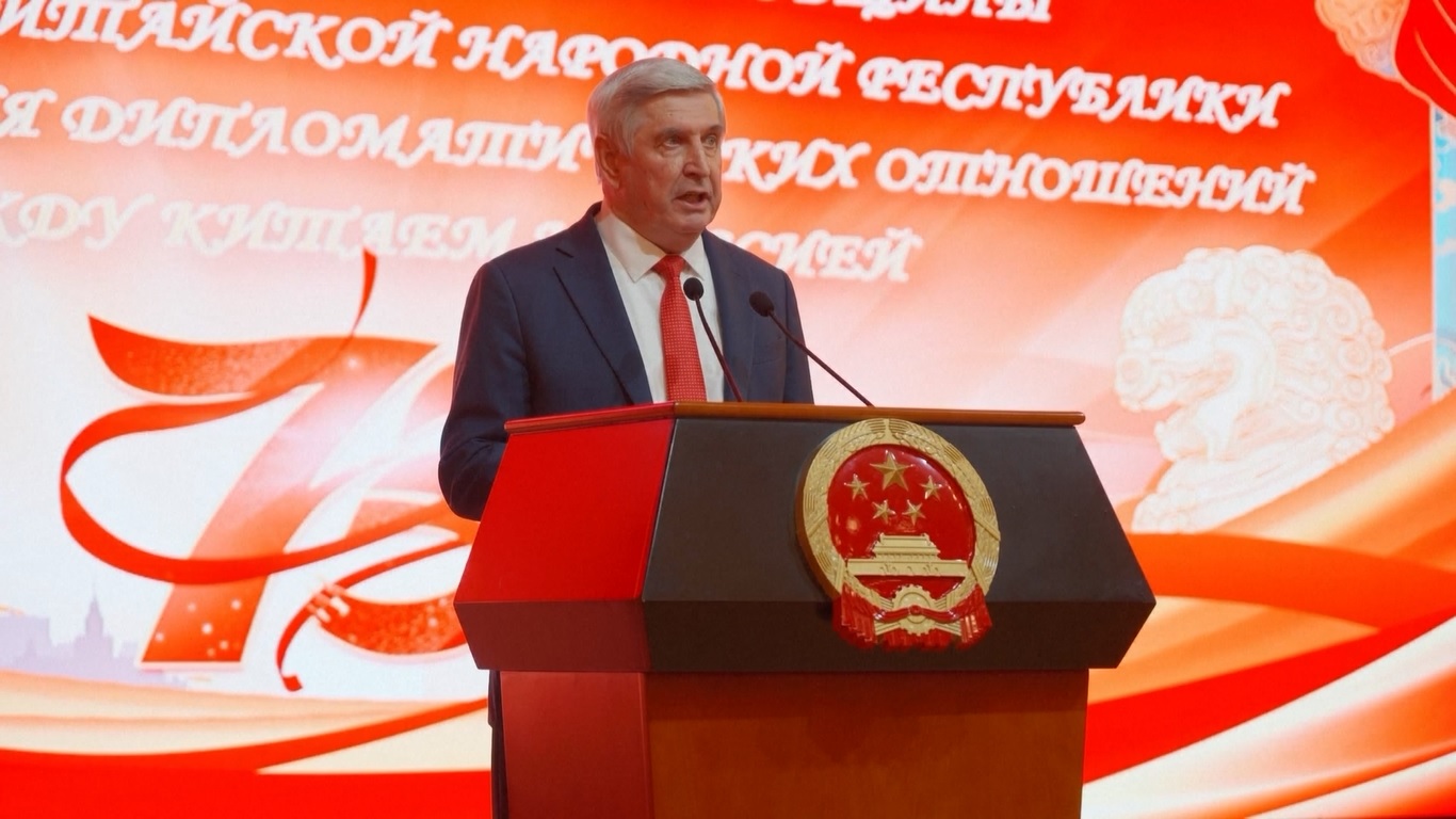Para tamu memuji pencapaian pembangunan Tiongkok dan menantikan kemajuan berkelanjutan hubungan Tiongkok-Rusia ke tingkat yang baru
