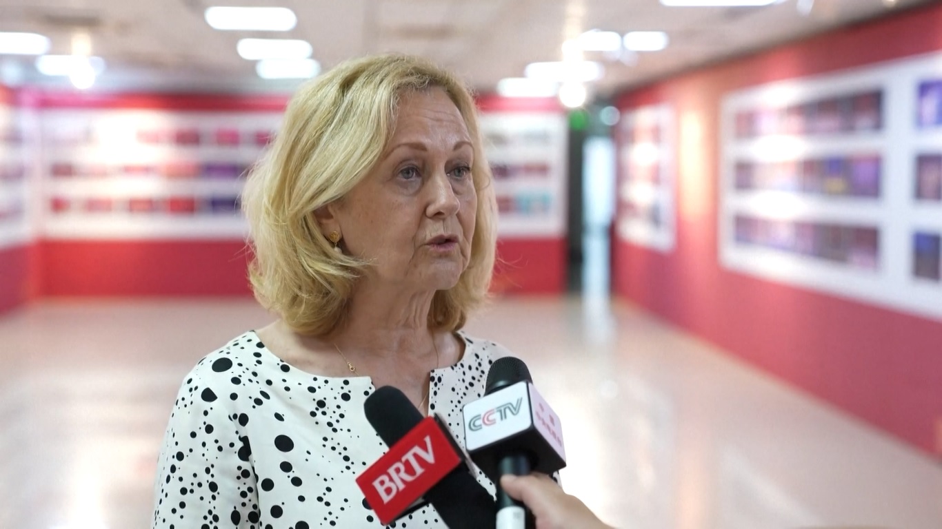 Selain menonton pertunjukan yang dipentaskan oleh para mahasiswa