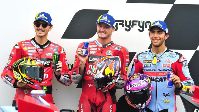 Sebanyak 22 pembalap dari 11 tim akan berlaga di MotoGP 2023 Berikut daftar pembalap dan tim MotoGP 2023
Ducati masih jadi sepeda motor yang memiliki pembalap terbanyak di MotoGP 2023 Total ada empat tim dengan delapan pembalap Ducati musim ini