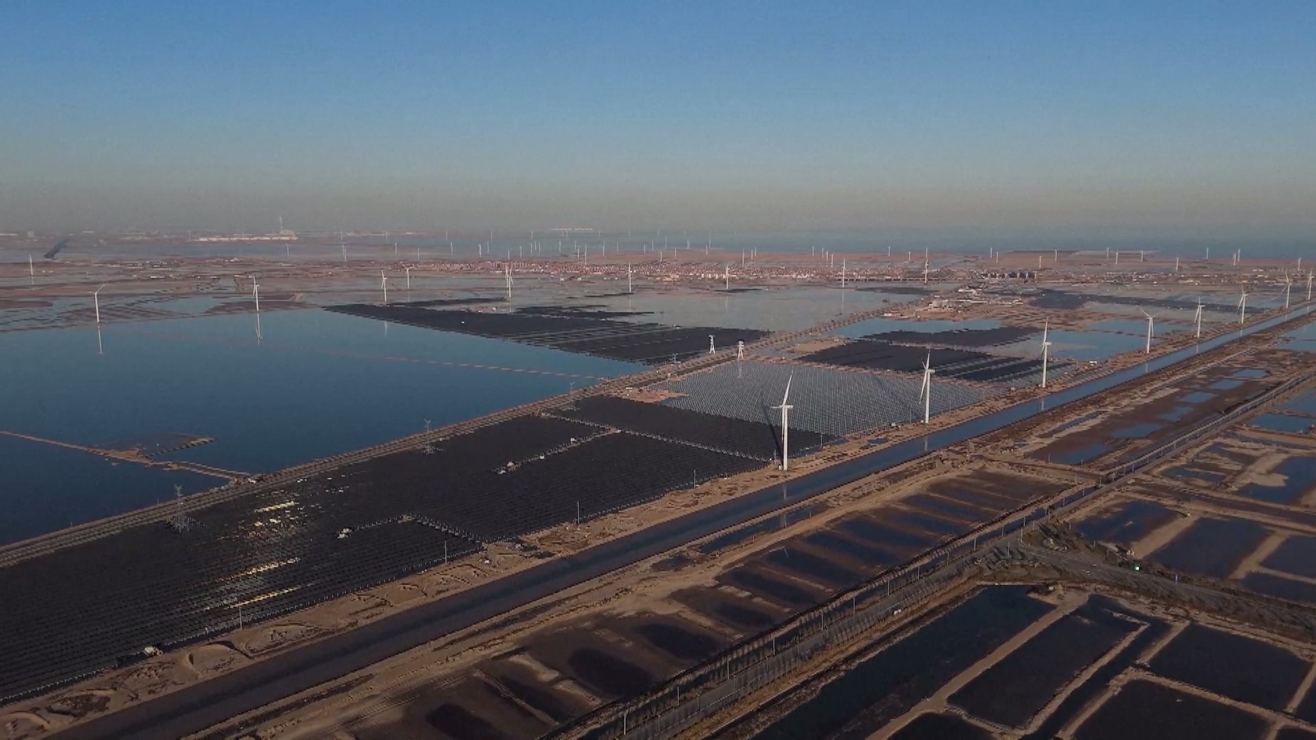 Tiongkok terus mempercepat transisi energi hijaunya sambil memenuhi permintaan daya yang besar