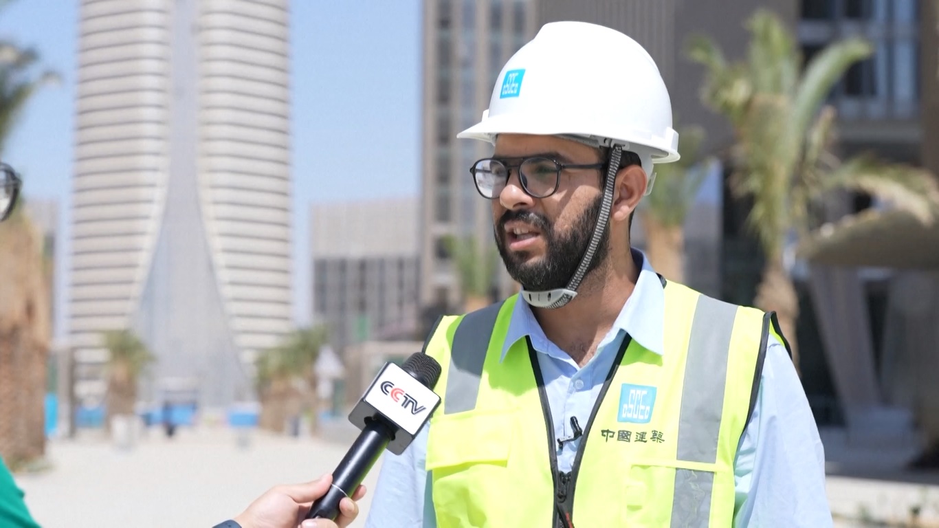 Salah satu bangunan yang paling menarik perhatian adalah Iconic Tower setinggi 385