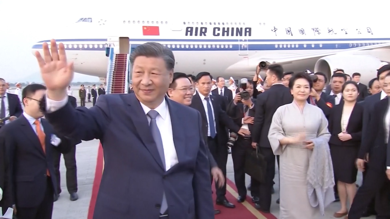 Masyarakat Vietnam dan warga Tiongkok perantauan yang tinggal di Vietnam berkumpul di sepanjang jalan menuju bandara di Hanoi