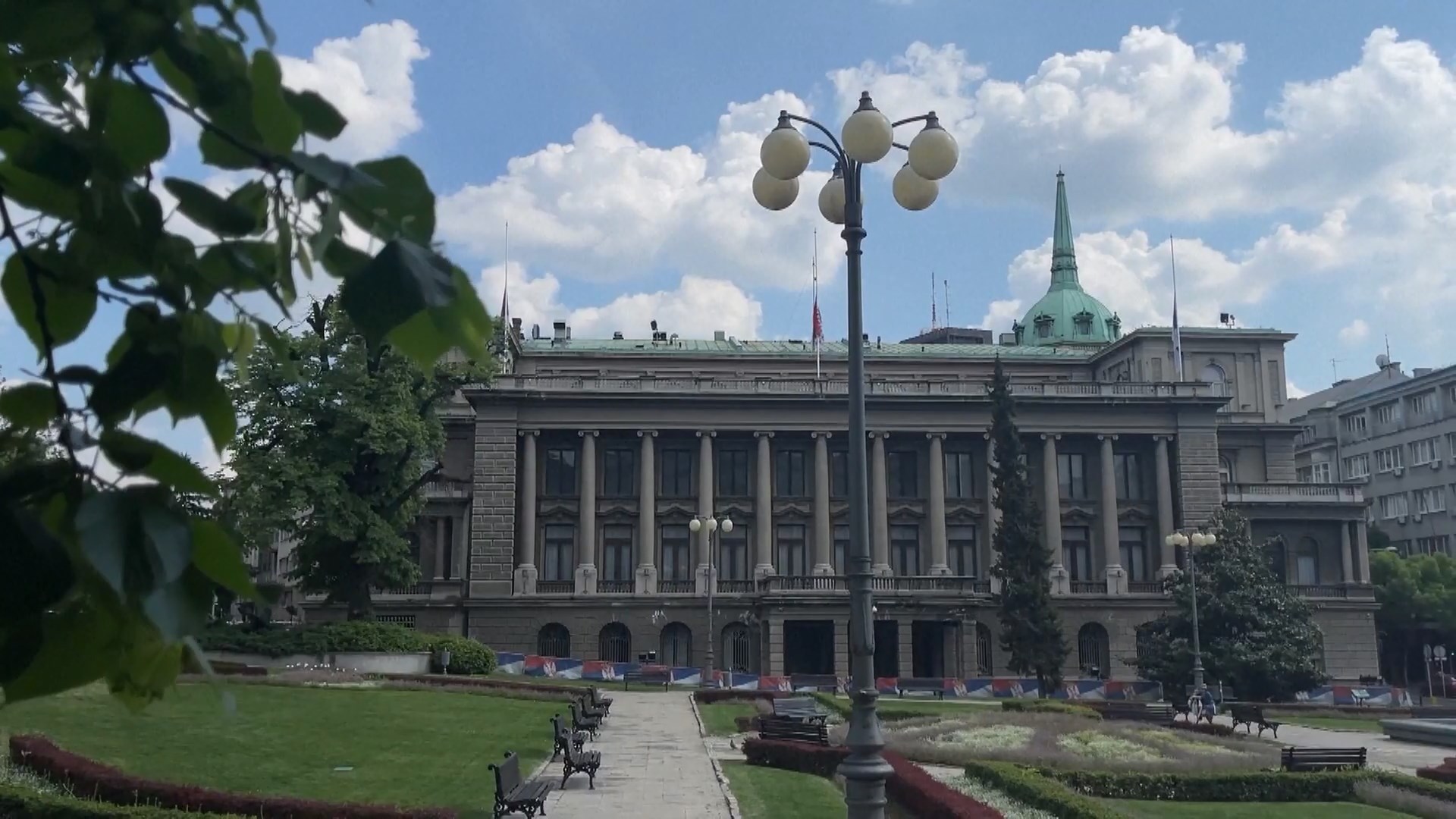 Presiden Serbia Aleksandar Vucic berjanji untuk memperketat pembatasan kepemilikan senjata api dan menyusun rencana mendesak untuk merombak undang-undang senjata negara