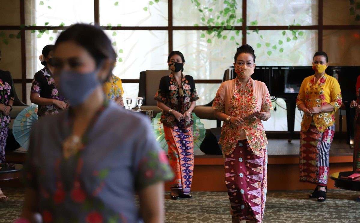 Kebaya encim adalah sebuah pakaian tradisional Betawi yang sudah ada sejak kurang lebih 500 tahun lalu merupakan hasil dari akulturasi budaya Betawi Tionghoa dan Belanda