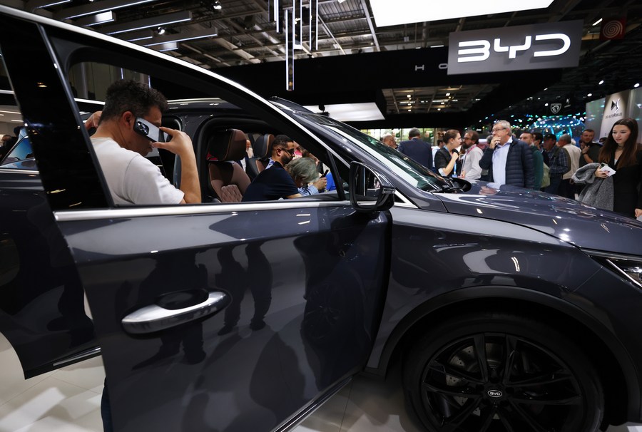 Produk otomotif  Tiongkok menarik banyak orang di Paris Motor Show ke-89 yang diadakan di Paris Prancis  dari 17 hingga 23 Oktober 2022