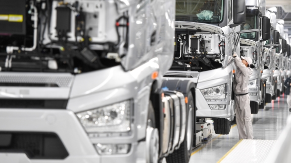 Tiongkok akan mengkonsolidasikan dan meningkatkan posisi terdepannya dalam industri seperti kendaraan energi baru yang terhubung secara cerdas