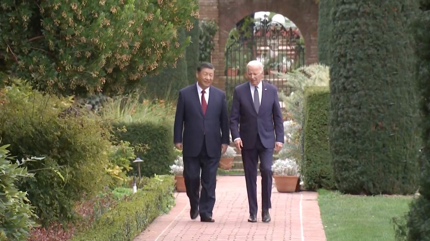 Setelah menyelesaikan perjalanan mereka mengelilingi taman-taman di perkebunan tersebut