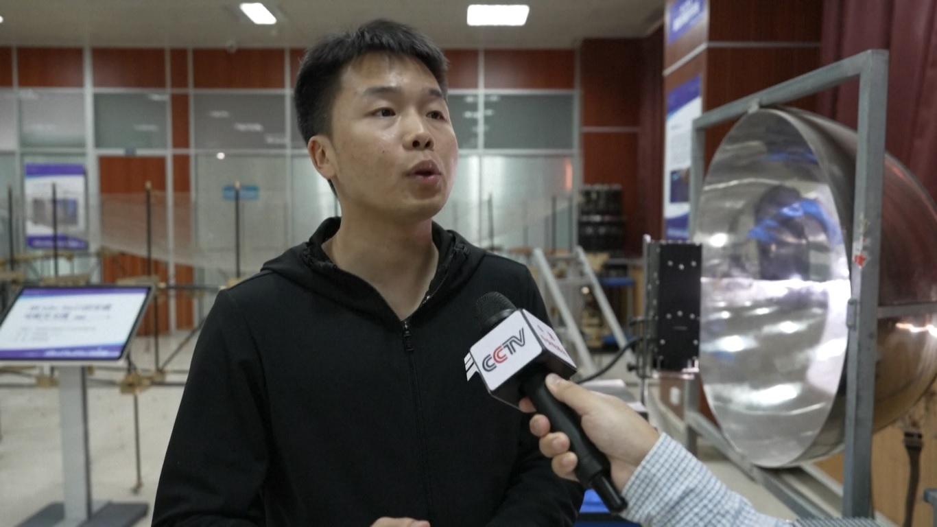 Panel surya yang terkonsentrasi di dalam stoples baja raksasa menghasilkan arus listrik searah dengan cara yang sama seperti yang dilakukan oleh pembangkit listrik tenaga surya di bumi