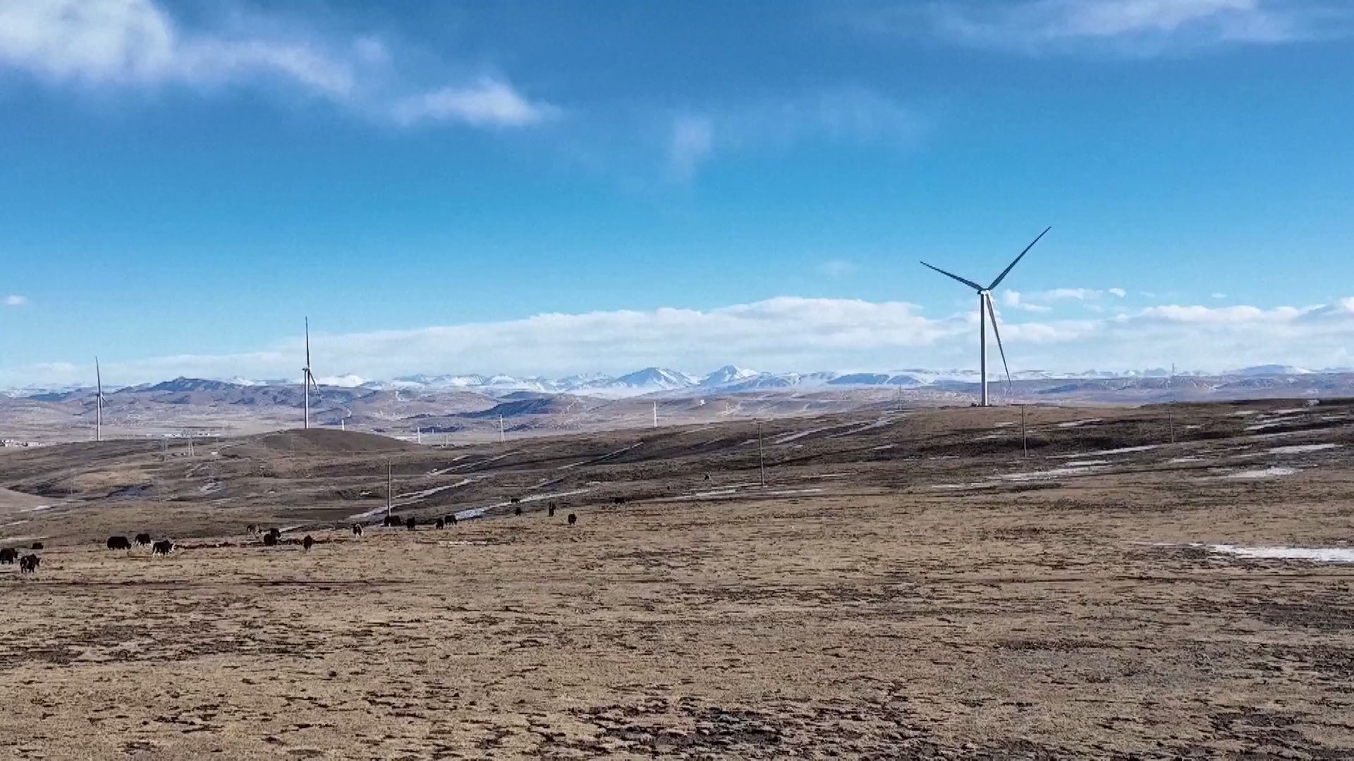Proyek pembangkit listrik tenaga angin ultra-tinggi terbesar di dunia yang berbasis di Kabupaten Nagqu di Daerah Otonomi Xizang (Tibet) barat daya Tiongkok mulai beroperasi pada hari Senin