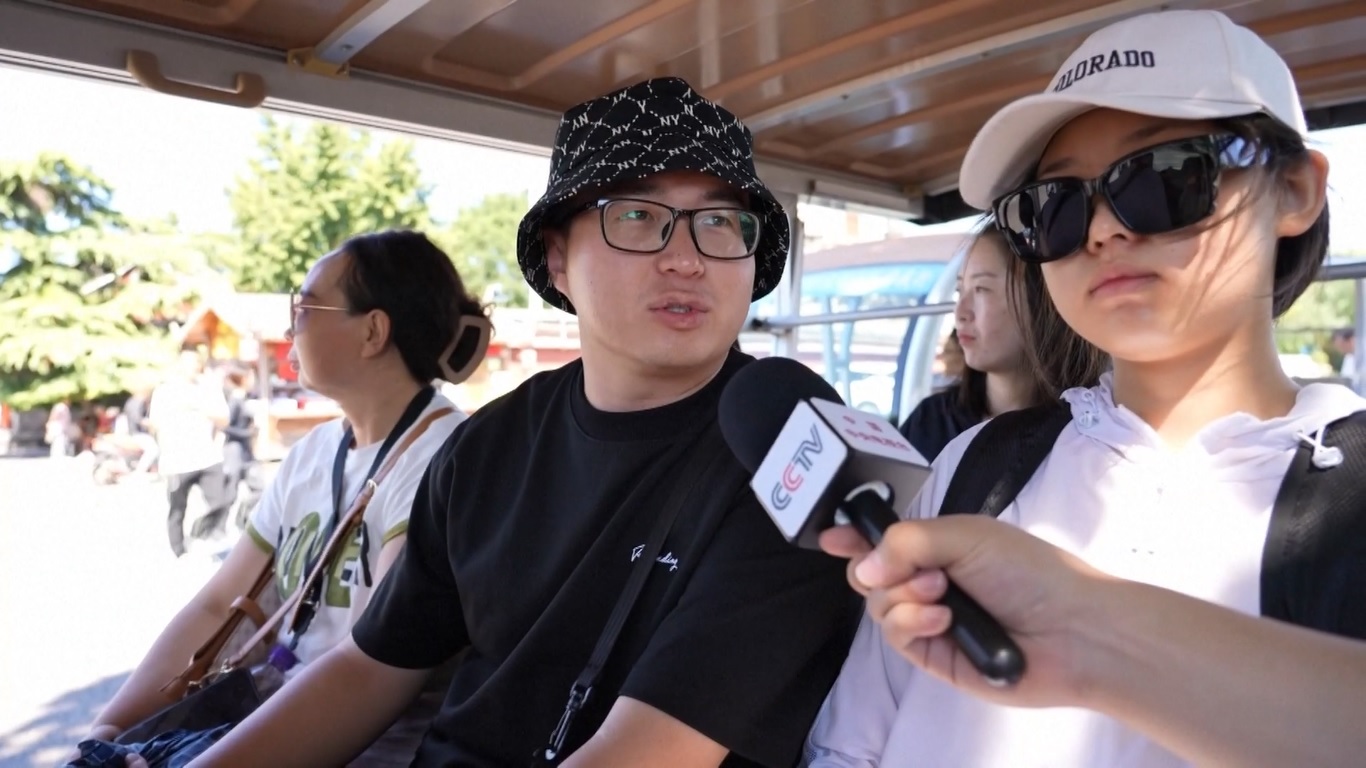 Beberapa pengunjung terkejut saat mengetahui bahwa kendaraan wisata kereta terbuka