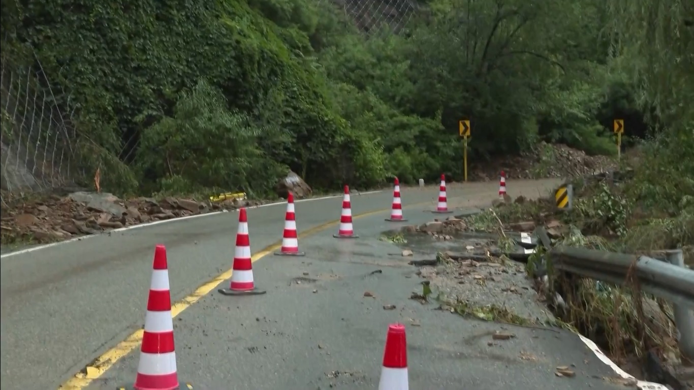 Telekomunikasi Terganggu di Pinggiran Kota Beijing akibat Hujan Deras
