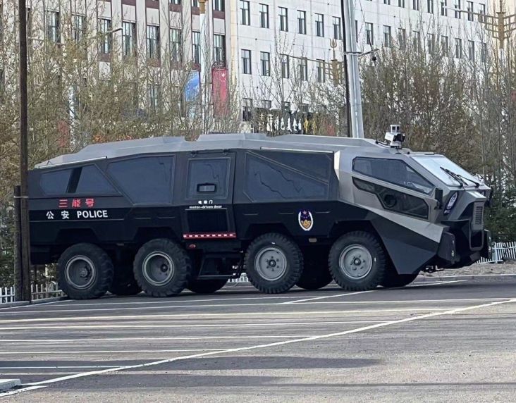 Kendaraan anti huru hara yang diberi nama Sanneng 8x8 ini mampu membawa delapan orang polisi berkemampuan khusus