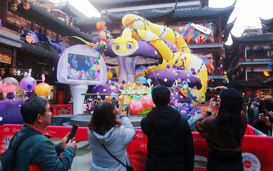 Bagi masyarakat Tionghoa di seluruh dunia Festival Musim Semi merupakan waktu untuk reuni keluarga tradisi perayaan belanja liburan serta berbagai kegiatan budaya dan pariwisata