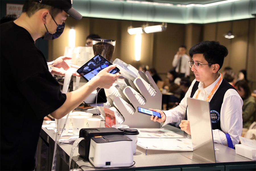 Sebagian besar pengguna asing sangat menghargai pengalaman yang lancar baik saat berbelanja makan atau bepergian tanpa perlu membawa uang tunai atau kartu bank fisik