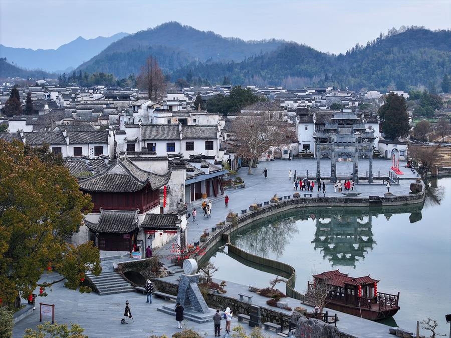 Bercirikan genteng hitam dengan dinding berwarna putih arsitektur bergaya Hui merupakan elemen ikonis di Provinsi Anhui Tiongkok timur