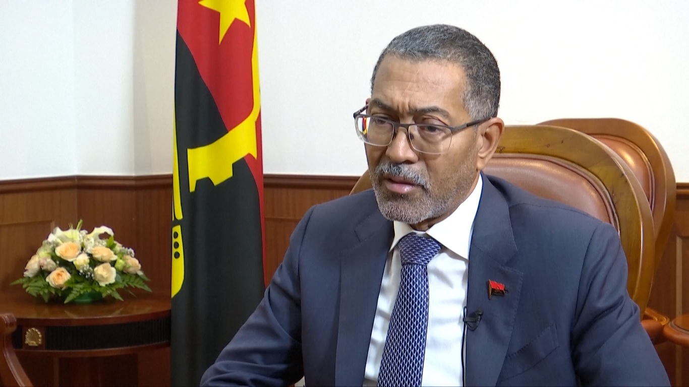 Dengan menawarkan sumber daya alam yang kaya seperti minyak dan gas alam