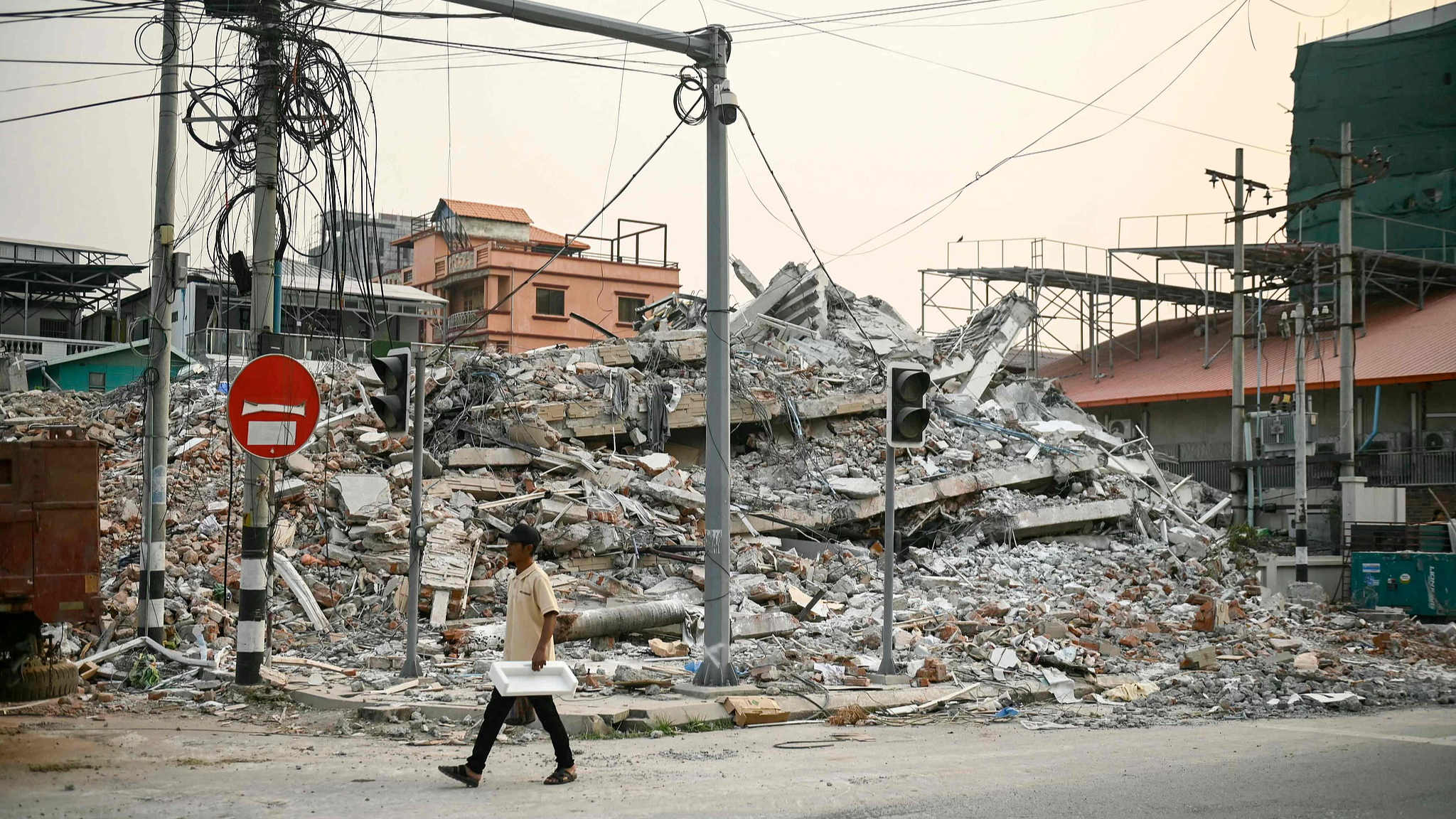 Melalui pemeriksaan penyakit konsultasi panduan pengobatan dan pendistribusian obat-obatan tim menyediakan layanan medis di tempat bagi warga yang terkena dampak gempa
