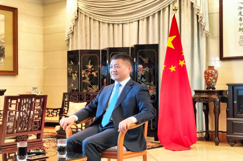 Duta Besar Tiongkok untuk Indonesia Lu Kang bertukar pandangan tentang hubungan Tiongkok-Indonesia dan kerja sama bilateral di berbagai bidang serta isu-isu topikal internasional dan regional dengan pemimpin redaksi beberapa media massa Indonesia dalam acara  tea talk di Jakarta