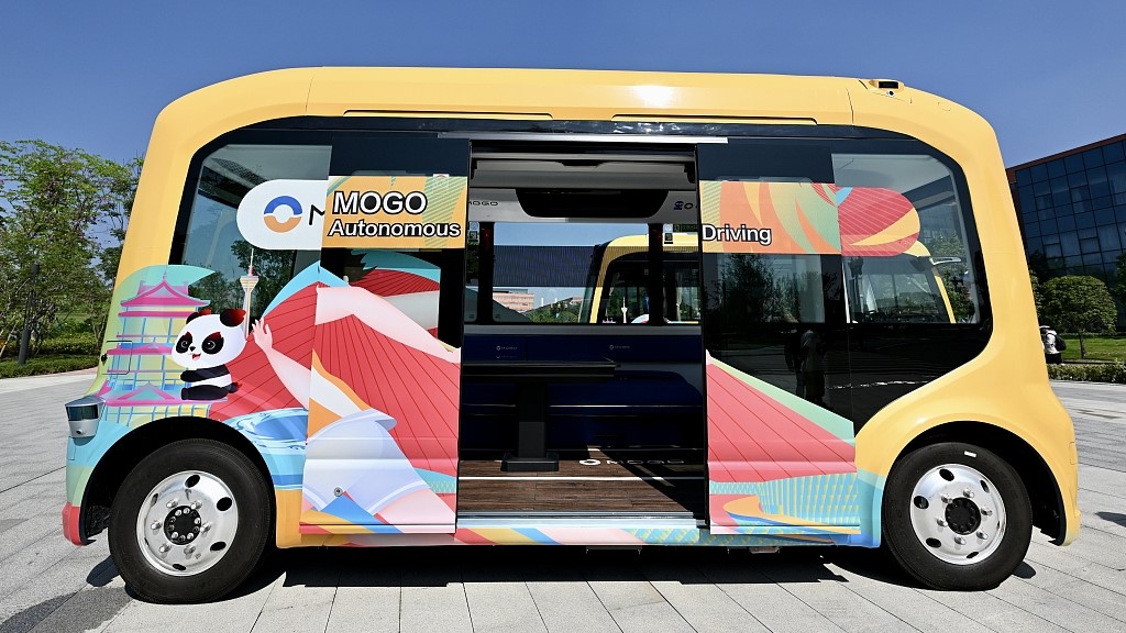 Saat atlet melakukan perjalanan antara desa dan venue