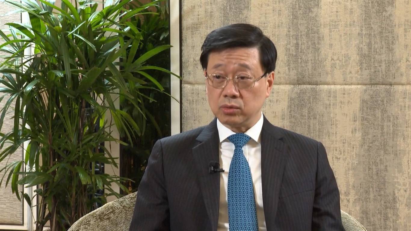 Lee memimpin delegasi untuk mengunjungi Singapura