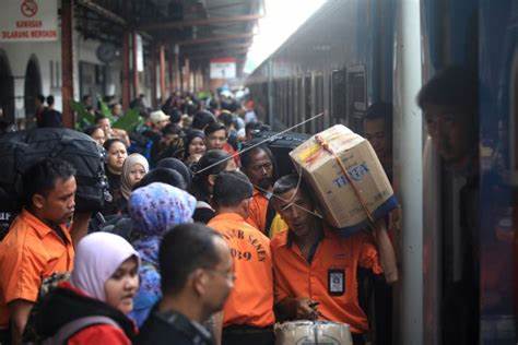 Kepala Humas PT KAI Daop 1 Jakarta Eva Chairunisa dalam keterangannya mengatakan Pada 1 Mei 2023 mengalami peningkatan kembali hingga 44 ribu penumpang