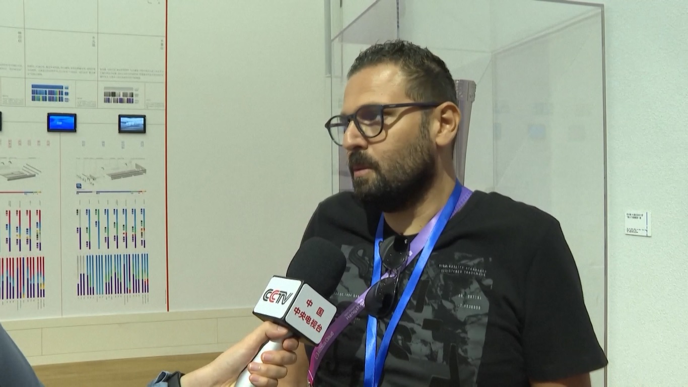 Apa yang membuat pameran ini berbeda dari pameran bertema Asian Games dan Olimpiade lainnya adalah bahwa itu menunjukkan hubungan antara olahraga dan masyarakat