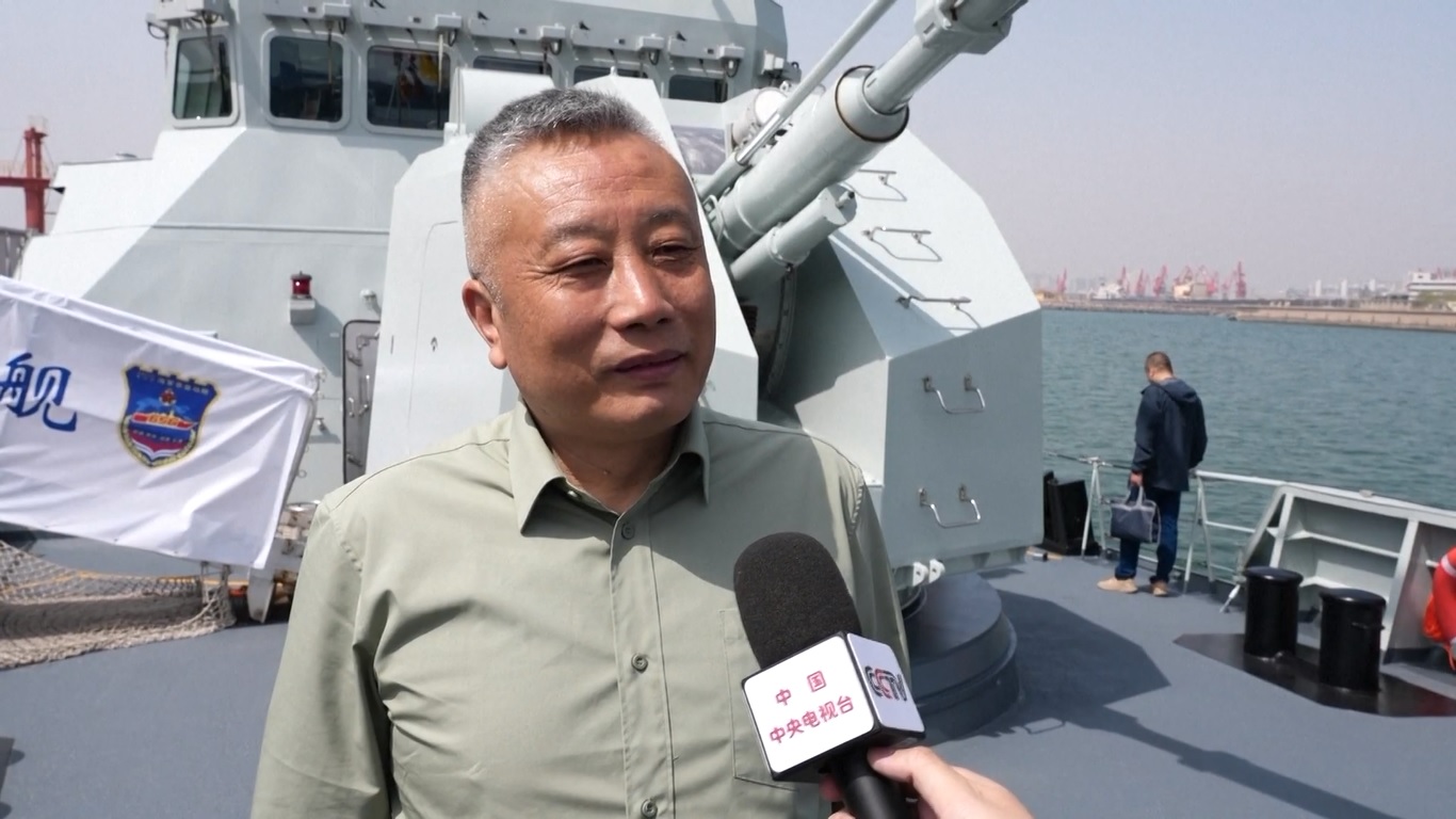 Kapal angkatan laut itu berlayar ke dermaga pada Selasa (22/4) pagi