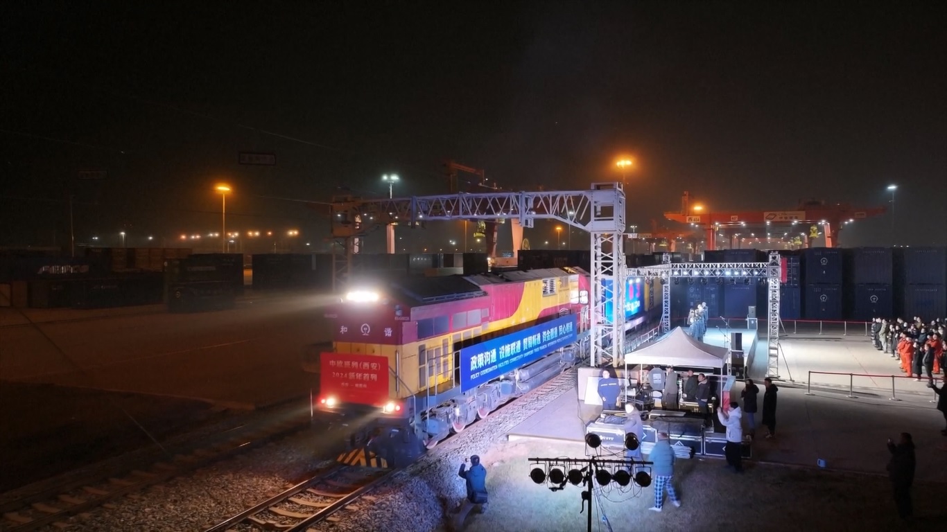 Dengan membawa 55 kontainer berisi kertas