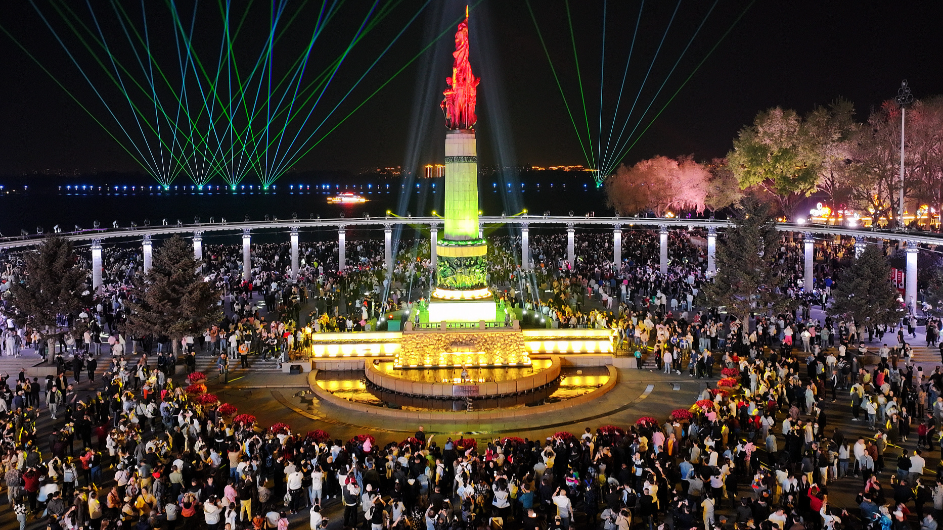 Menurut perkiraan dari Kementerian Kebudayaan dan Pariwisata Tiongkok total  terdapat 295 juta perjalanan domestik selama liburan lima hari dengan pengeluaran lebih dari 1668 miliar yuan ($231 miliar)