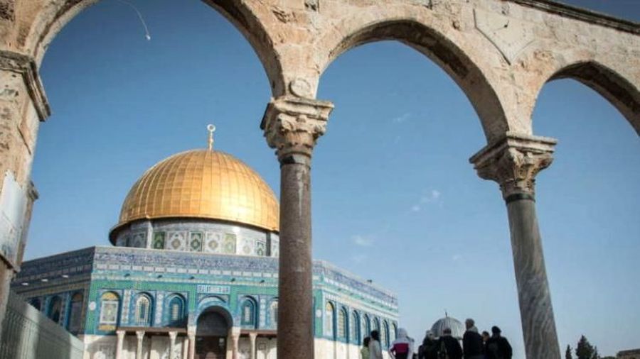 Puing-puing Rudal Iran Jatuh Dekat Masjid Al-Aqsa dan Makam Suci