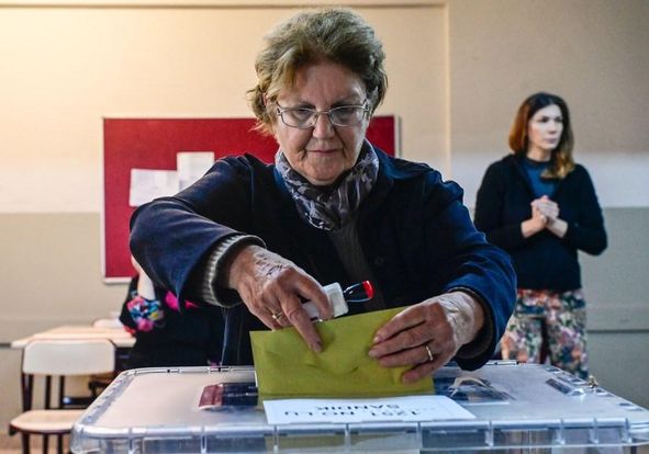 Jutaan pemilih di Turkiye pada Minggu (14/5/2023) berbondong-bondong ke tempat pemungutan suara (TPS) untuk memberikan suara mereka dalam pemilihan umum (pemilu) presiden dan parlemen dengan penuh antusiasme
